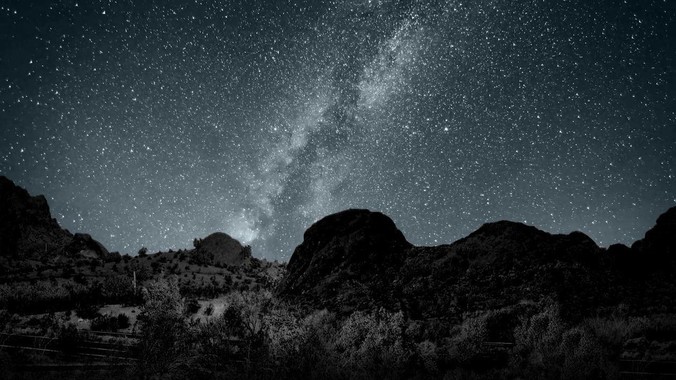 男朋友说我穿裙子不要敞开腿坐这是他底线，我该怎么办？